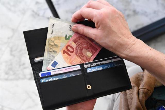 Un portafoglio con banconote in euro