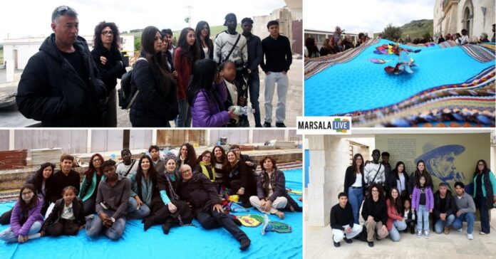 Beneficiari del progetto SAI Marsala durante il laboratorio dell’arazzo della pace al Museo delle Trame Mediterranee di Gibellina