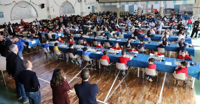 Studenti impegnati nella fase provinciale dei Campionati studenteschi di scacchi a Marsala