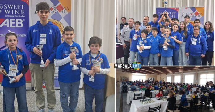Giovani scacchisti premiati durante la fase regionale del campionato italiano a Marsala con trofei e tavoli da gioco