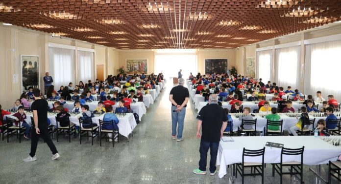 Sala di gioco gremita per il Campionato Regionale Giovanile di scacchi a Marsala