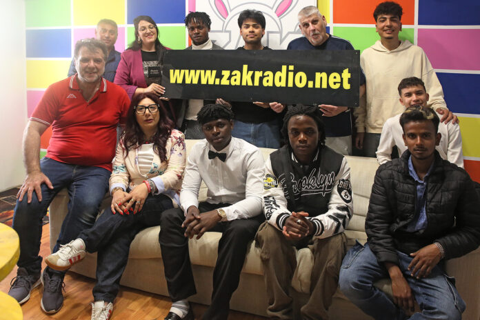 Giovani migranti ospiti di Zakradio durante la trasmissione dedicata alla Festa della mamma