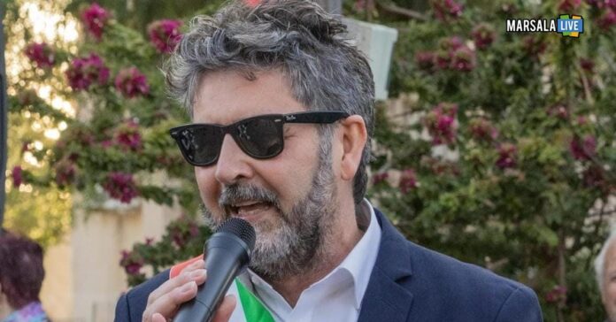 Il sindaco di Petrosino Giacomo Anastasi durante un intervento pubblico