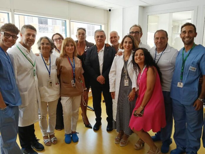 Personale sanitario e rappresentanti istituzionali durante l’inaugurazione dei nuovi servizi ASP Trapani