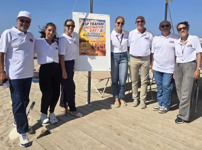 Operatori dell’Asp Trapani in spiaggia durante una campagna di vaccinazione e prevenzione