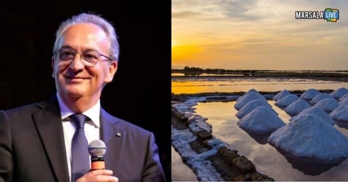 Vasche salanti, cumuli di sale e mulino nel paesaggio delle Saline di Sicilia