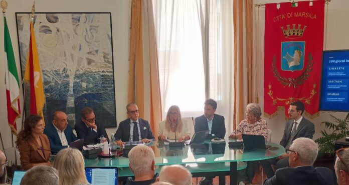 Sindaca Andreana Patti con la Giunta durante la conferenza stampa sui primi cento giorni di amministrazione a Marsala