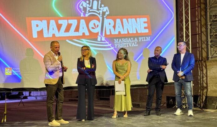 Pubblico e autorità durante l’inaugurazione di Piazza Ranne nel quartiere San Francesco a Marsala