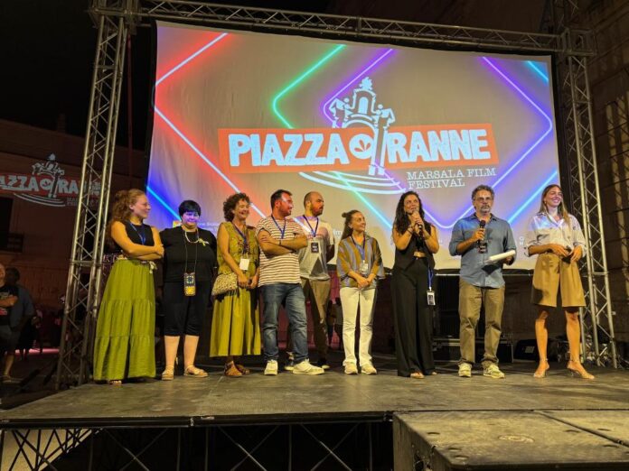 Organizzatori e collaboratori sul palco durante la chiusura di Piazza Ranne a Marsala