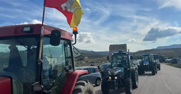 Autotrasportatori e agricoltori siciliani durante la protesta contro il caro carburante