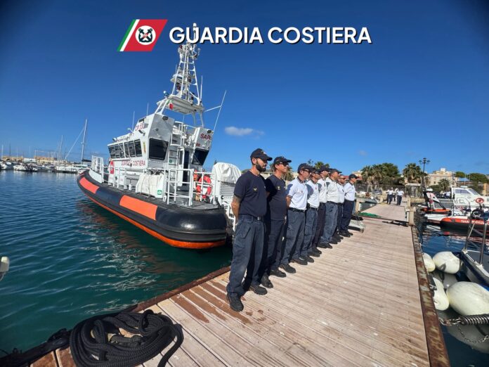 Equipaggio della Guardia Costiera di Trapani schierato accanto alla motovedetta CP 330 prima della partenza per la missione Frontex in Albania