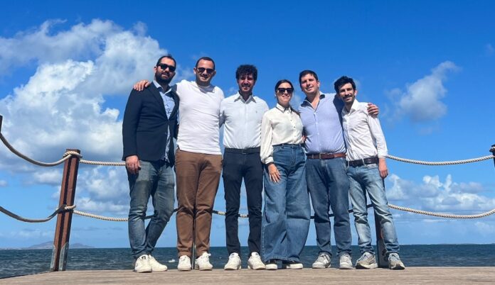 Esponenti del movimento giovanile Vivere la Città che sostiene la candidatura di Gaspare Di Girolamo alle elezioni regionali