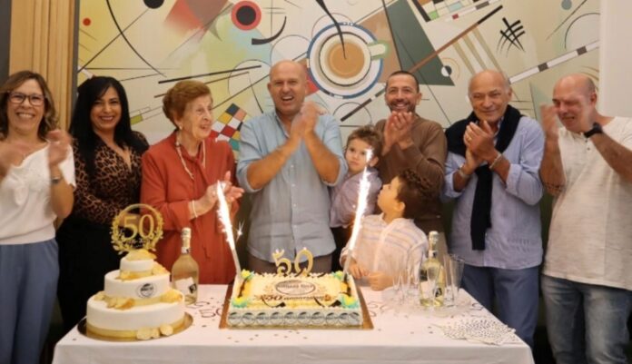 Famiglia De Vita e comunità riunite per festeggiare i 50 anni del Bar Misilla a Marsala