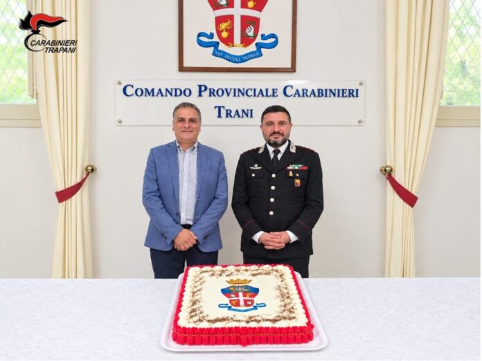 Luogotenente Domenico Rigillo con il comandante provinciale dei Carabinieri di Trapani in occasione del pensionamento