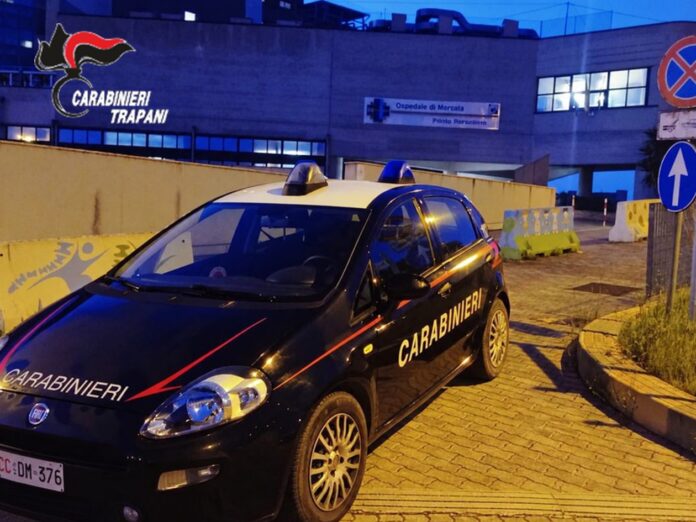 Carabinieri davanti all’ospedale Paolo Borsellino di Marsala dopo l’aggressione avvenuta in contrada Ciancio